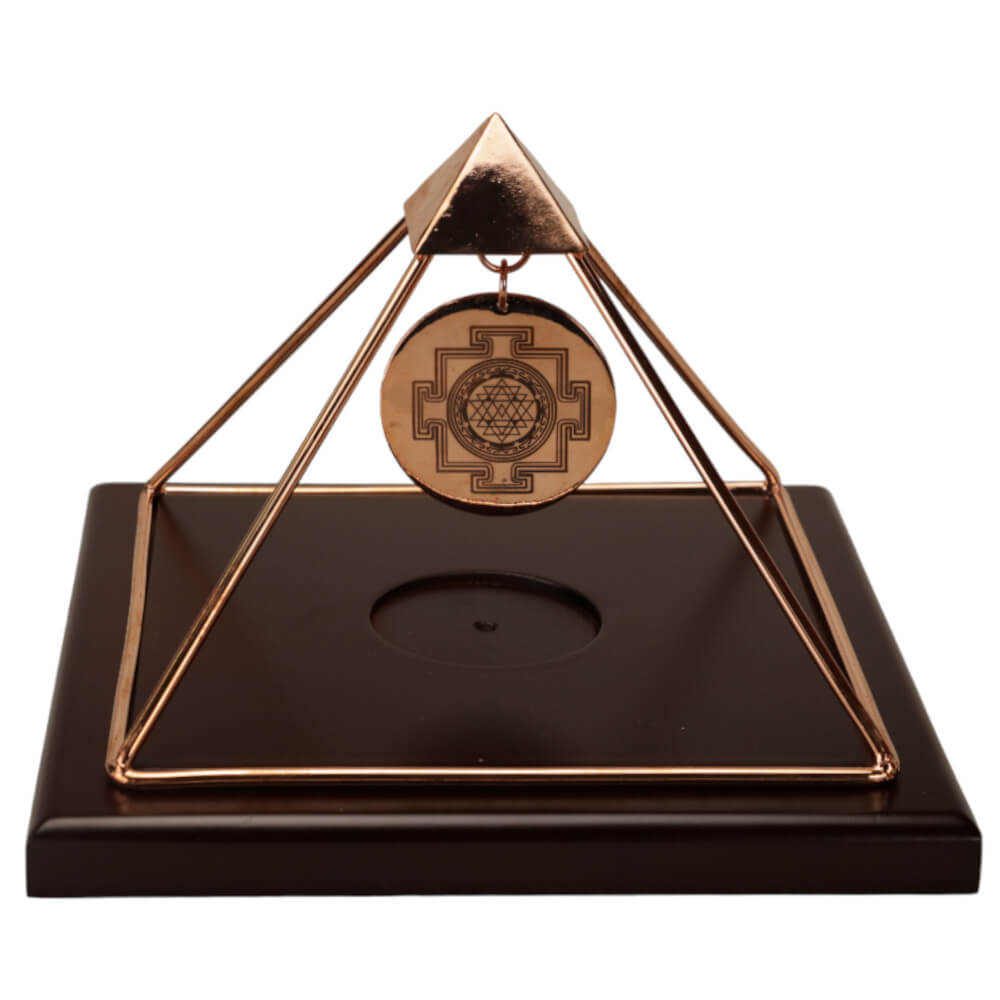 Energetická měděná pyramida s dřevěnou základnou a Sri Yantrou
