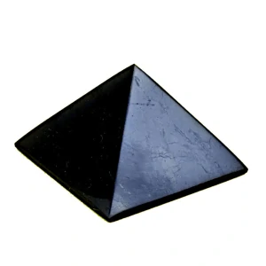 Lesklá šungitová Cheopsova pyramida 7x 7 cm – přírodní kámen z Karelie, Rusko
