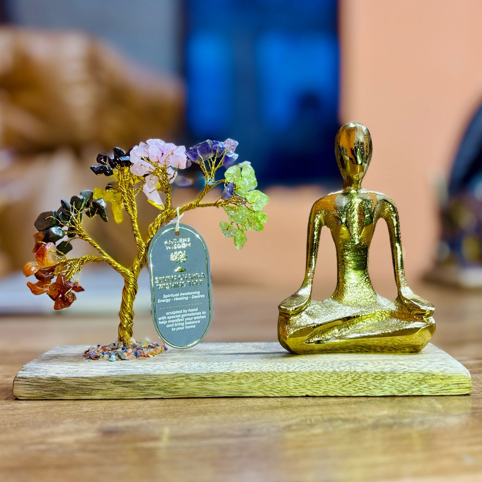 Stromek Štěstí s Jóga Figurkou – Mudra Póza, 7 Čaker, 100 Kamínků, Mangové Dřevo